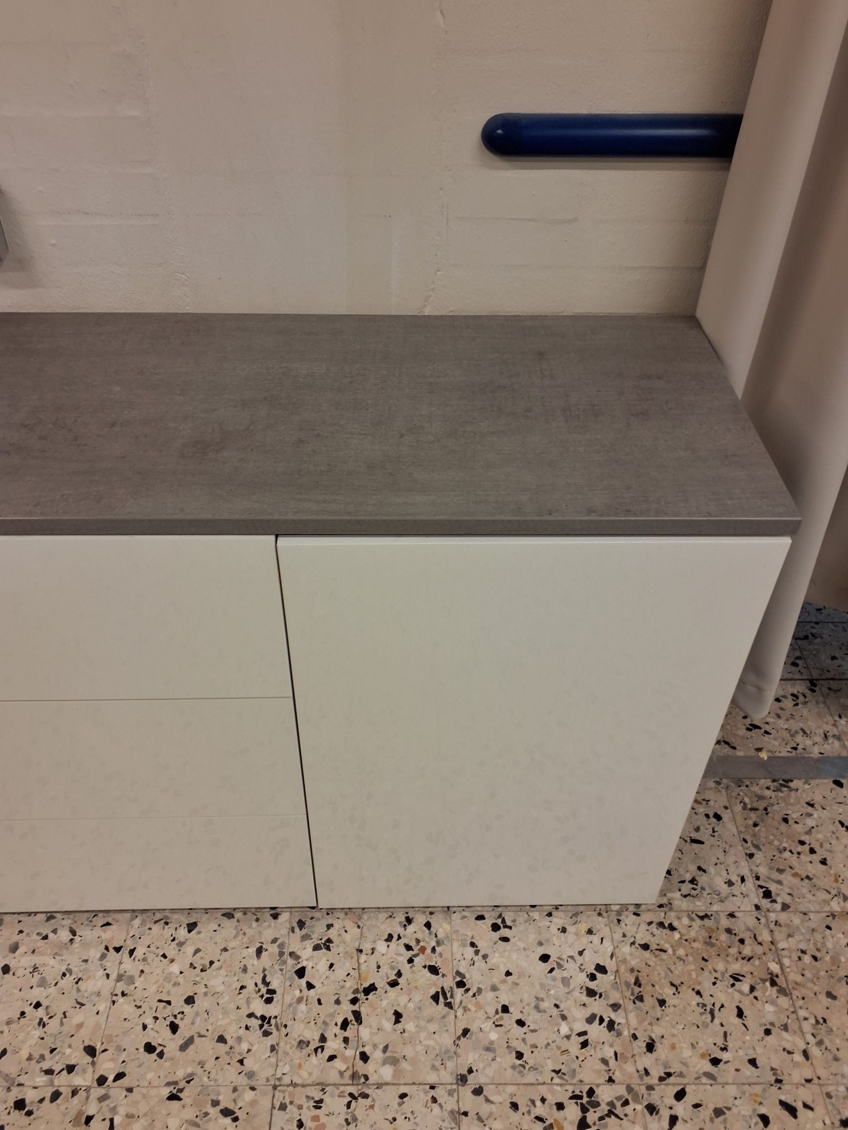 Skænk hvid m grå top